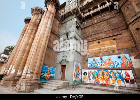 Basso angolo di visione di un tempio di Munshi Ghat, Fiume Gange, Varanasi, Uttar Pradesh, India Foto Stock