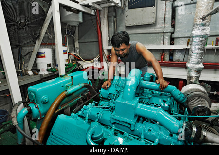 Operatore della macchina nella camera del motore sul Buginese goletta, sette mari Liveaboard Foto Stock