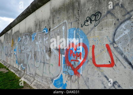 Graffiti, resti di mura, Memoriale del Muro di Berlino, Bernauer Strasse Foto Stock