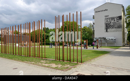 La marcatura del percorso del Muro tramite travi di acciaio, una foto che mostra la costruzione del muro di un edificio su Ackerstrasse Foto Stock