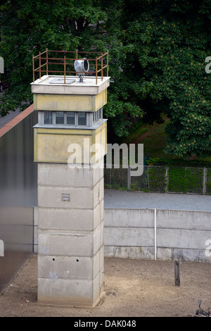 Vista da una torre di osservazione su un ex torre di avvistamento, NVA guardie di confine, striscia di bordo, striscia della morte, che racchiude la parete in acciaio Foto Stock