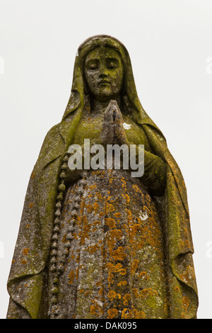 Statua di una donna in preghiera Foto Stock