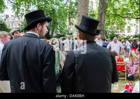 Due chaps indossando cappelli superiore presso il Chaps Olympiade a Bedford Square Gardens. Foto Stock