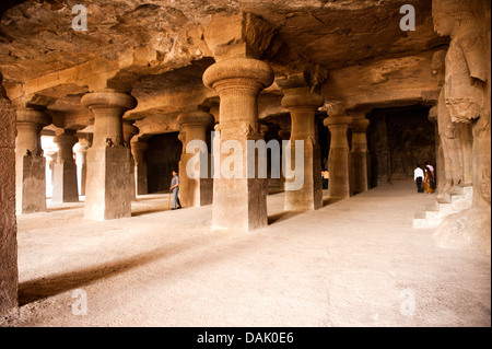 Gli interni di una grotta, Elephanta Caves, isola Elephanta, Mumbai, Maharashtra, India Foto Stock