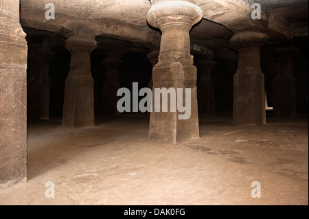 Gli interni di una grotta, Elephanta Caves, isola Elephanta, Mumbai, Maharashtra, India Foto Stock
