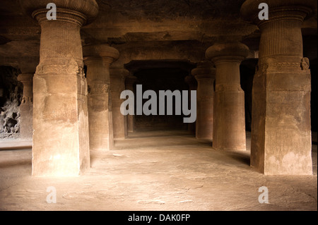 Gli interni di una grotta, Elephanta Caves, isola Elephanta, Mumbai, Maharashtra, India Foto Stock