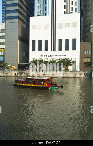 Dh Singapore River Boat Quay Singapore Tourist la crociera in barca sul fiume tours crociera sulla bumboat taxi d'acqua Foto Stock