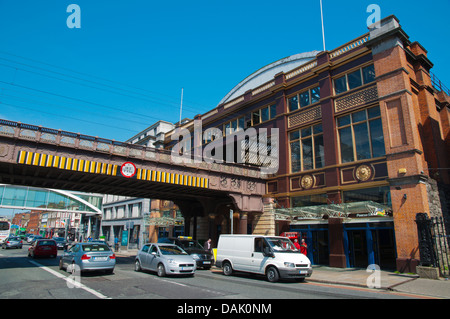 Il traffico nella parte anteriore del Pearse Station la prima ferrovia suburbana stazione centrale Dublino Irlanda Europa Foto Stock