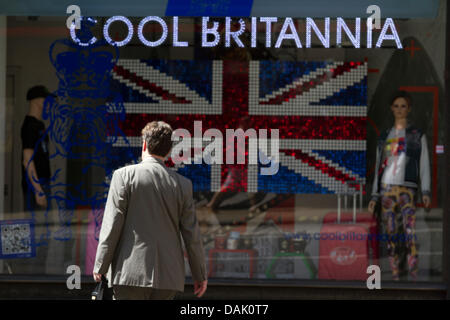 Londra, Regno Unito. Il 15 luglio 2013. Le temperature si elevano a trenta gradi centigradi come l'onda di calore che ha colpito molte parti del Regno Unito è impostata per continuare a credito: amer ghazzal/Alamy Live News Foto Stock