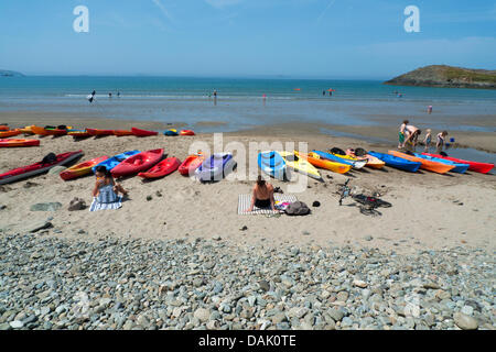 Whitesands Bay in Pembrokeshire Wales UK sabato 13 luglio 2013 Weekend i visitatori su un relativamente poco affollate spiaggia a Whitesands Bay (Traeth Mawr) vicino a St. David's Pembrokeshire trovare sollievo il giorno più caldo dell'anno. Come le scuole si rompono in Galles il venerdì le famiglie di testa per le spiagge di godere le alte temperature estive del 2013. Credito: Kathy deWitt/Alamy Live News Foto Stock