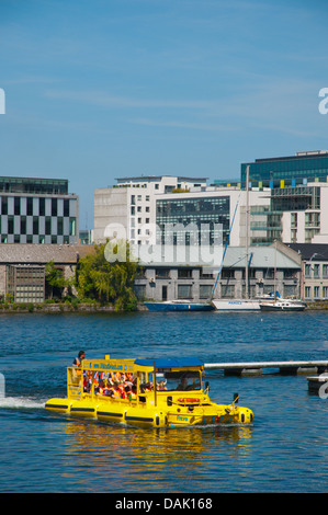 Anfibi Viking Splash Tour bus barca Grand Canal Docks nei Docklands ex area del porto e centro di Dublino Irlanda Europa Foto Stock