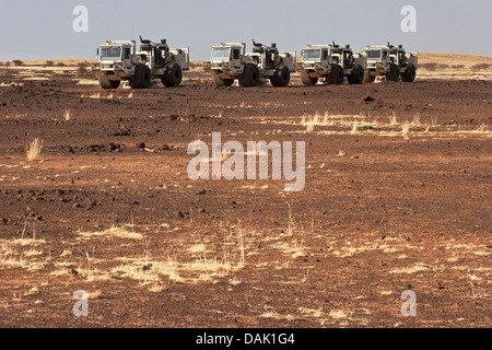 L'esplorazione di petrolio Mali. Vibratore sismico veicoli che si muovono attraverso il deserto e la macchia terreno su indagine geofisica di concessione. Foto Stock