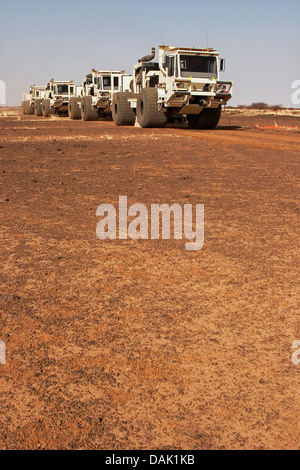 L'esplorazione di petrolio Mali. Vibratore sismico veicoli che si muovono attraverso il deserto e la macchia terreno su indagine geofisica di concessione. Foto Stock