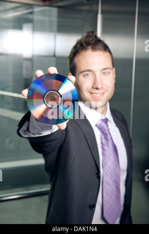 Imprenditore tenendo premuto il disco Foto Stock