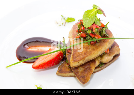 Il foie gras guarnito con fragole Foto Stock