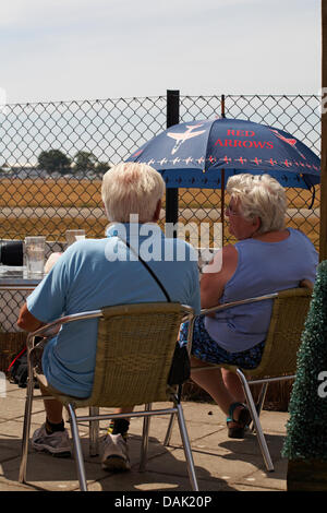 Bournemouth, Regno Unito il 15 luglio 2013. L'aeroporto di Bournemouth è stato la residenza temporanea per le frecce rosse che sono state eseguendo in vari festival e manifestazioni nel corso del fine settimana. Sostenitori aspettato eccitato a pranzo oggi per vedere la loro partenza, ma siamo rimasti delusi di sentire che sarebbe volare più tardi nel pomeriggio. Credito: Carolyn Jenkins/Alamy Live News Foto Stock