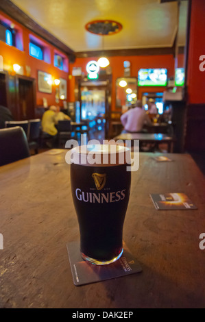 John Mulligan's pub che secondo come riferito ha la migliore birra Guinness nel mondo Dublino Irlanda Europa Foto Stock