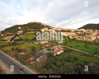 Vista aerea di un piccolo paese nella parte orientale di Mallorca con la rovina del castello, Spagna, Balearen, Maiorca Foto Stock