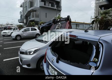 Luglio 13, 2013, Ishigaki, Okinawa, Giappone - Le auto sono danneggiati dal tifone No.7 'Soulik' in Isola di Ishigaki, Okinawa, in Giappone, sabato 13 luglio, 2013. Soulik aveva una minima pressione centrale di 950 ettopascal e la velocità del vento fino a144 km per ora in prossimità del suo centro. Era vicino a Ishigaki e Giappone del sudovest di isole nel primo pomeriggio del 12 luglio. Circa 16.000 case era senza elettricità su Ishigaki, Miyako e nelle vicinanze delle isole minori dalla sera il 13 luglio. (Foto di Wataru Kohayakawa/AFLO) - KS- Foto Stock
