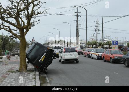 Luglio 13, 2013, Ishigaki, Okinawa, Giappone - Le auto sono danneggiati dal tifone No.7 'Soulik' in Isola di Ishigaki, Okinawa, in Giappone, sabato 13 luglio, 2013. Soulik aveva una minima pressione centrale di 950 ettopascal e la velocità del vento fino a144 km per ora in prossimità del suo centro. Era vicino a Ishigaki e Giappone del sudovest di isole nel primo pomeriggio del 12 luglio. Circa 16.000 case era senza elettricità su Ishigaki, Miyako e nelle vicinanze delle isole minori dalla sera il 13 luglio. (Foto di Wataru Kohayakawa/AFLO) - KS- Foto Stock