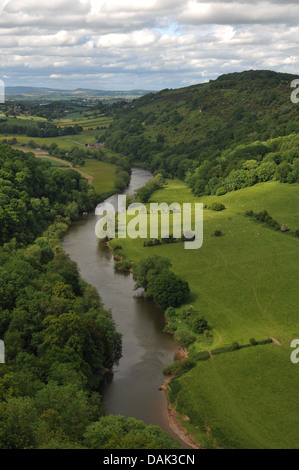 Una pittoresca vista del fiume Wye guardando a nord della chiesa di Goodrich, da Yat Rock in una limpida giornata primaverile alta sopra la valle. AONB 1971. Foto Stock