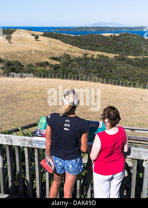 Dh Shakespear Parco Regionale WHANGAPARAOA NUOVA ZELANDA donne lettura storyboard visualizzazione punto guardando sopra la penisola Whangaparaoa Foto Stock