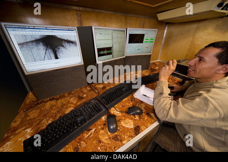 All'interno del carrello dell'esplorazione petrolifera monitoraggio sismico stazione di base mobile, Mali, Africa occidentale Foto Stock