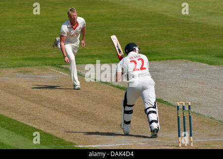 Manchester, Regno Unito. Il 15 luglio 2013. Glen Chapple , il Lancashire capitano smorfie di Bragg si gioca lui a gamba sul primo giorno del 4 giorno match contro Glamorgan. Lancashire v Glamorgan Emirates Old Trafford, Manchester, UK 15 luglio 2013 Credit: Giovanni friggitrice/Alamy Live News Foto Stock