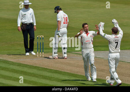 Manchester, Regno Unito. Il 15 luglio 2013. Gareth Cross si congratula con Simon Kerrigan su prendendo il primo wicket di Lancashire nel loro match contro Glamorgan.Lancashire v Glamorgan Emirates Old Trafford, Manchester, UK 15 luglio 2013 Credit: Giovanni friggitrice/Alamy Live News Foto Stock