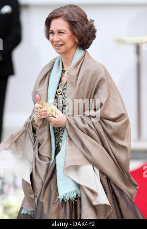 La regina Sofia di Spagna arriva per un pre-cena nuziale presso il Mandarin Oriental Hyde Park di Londra, Gran Bretagna, 28 aprile 2011, alla vigilia delle nozze reali del principe William e Kate Middleton. Foto: Albert Nieboer Foto Stock