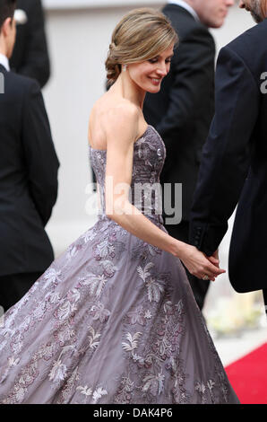 La principessa Letizia di Spagna arriva per un pre-cena nuziale presso il Mandarin Oriental Hyde Park di Londra, Gran Bretagna, 28 aprile 2011, alla vigilia delle nozze reali del principe William e Kate Middleton. Foto: Albert Nieboer Foto Stock