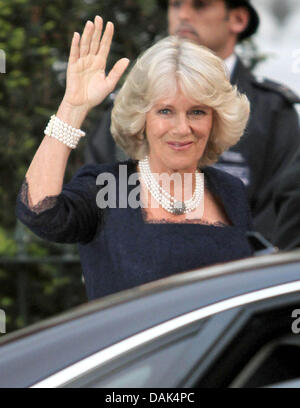 Camilla Duchessa di Cornovaglia arriva per un pre-cena nuziale presso il Mandarin Oriental Hyde Park di Londra, Gran Bretagna, 28 aprile 2011, alla vigilia delle nozze reali del principe William e Kate Middleton. Foto: Albert Nieboer Foto Stock