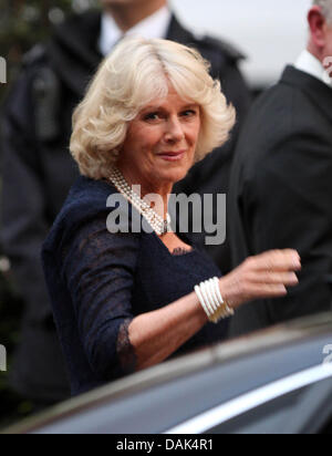 Camilla Duchessa di Cornovaglia arriva per un pre-cena nuziale presso il Mandarin Oriental Hyde Park di Londra, Gran Bretagna, 28 aprile 2011, alla vigilia delle nozze reali del principe William e Kate Middleton. Foto: Albert Nieboer Foto Stock