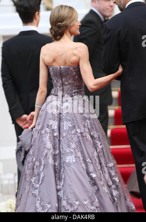 La principessa Letizia di Spagna arriva per un pre-cena nuziale presso il Mandarin Oriental Hyde Park di Londra, Gran Bretagna, 28 aprile 2011, alla vigilia delle nozze reali del principe William e Kate Middleton. Foto: Albert Nieboer Foto Stock