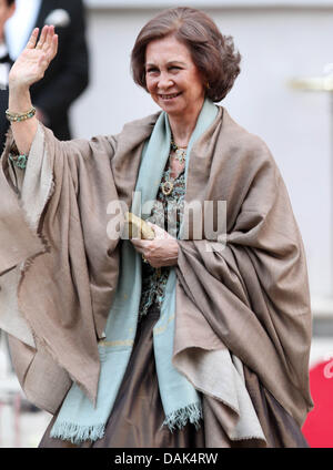 La regina Sofia di Spagna arriva per un pre-cena nuziale presso il Mandarin Oriental Hyde Park di Londra, Gran Bretagna, 28 aprile 2011, alla vigilia delle nozze reali del principe William e Kate Middleton. Foto: Albert Nieboer Foto Stock