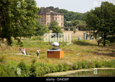 Una delle sculture del basso lago in piedi di fronte a Bretton Hall nel Yorkshire Sculpture Park. Foto Stock