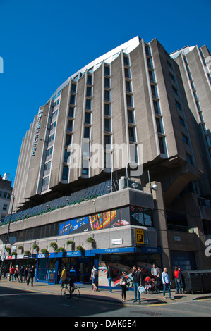 Stile Brutalist St Giles Hotel lungo Tottenham Court Road street quartiere di Bloomsbury a Londra Inghilterra Gran Bretagna UK Europa Foto Stock