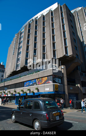 Il traffico su Tottenham Court Road street quartiere di Bloomsbury a Londra Inghilterra Gran Bretagna UK Europa Foto Stock