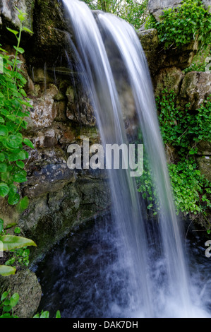 Una piccola cascata fotografati con una lenta velocità di otturatore creando una sensazione di una natura poetica.The Rookery, giardino di roccia,Brighton Foto Stock