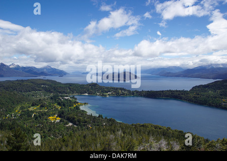 Vista dal Cerro Campanario sul Lago Nahuel Huapi con Isla Victoria, nella parte anteriore del anabranch Brazo Campanario e la penisola di San Pedro; nei pressi di San Carlos de Bariloche, Argentina, Patagonia, Andes Foto Stock