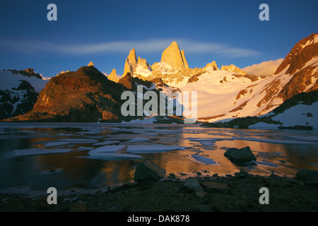 Fitz Roy e Laguna de los Tres con ice floes presso sunrise, Argentina, Patagonia, Ande, parco nazionale Los Glaciares Foto Stock