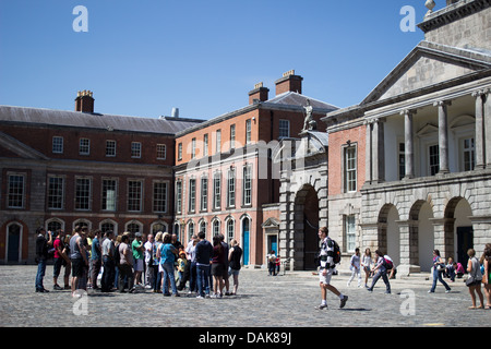 I turisti di visitare il Castello di Dublino, Irlanda. Foto Stock