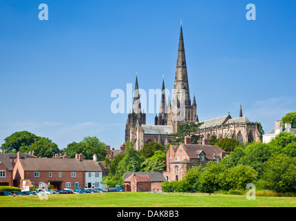 Lichfield Cathedral dal campo di Stowe Lichfield Inghilterra Staffordshire REGNO UNITO GB EU Europe Foto Stock