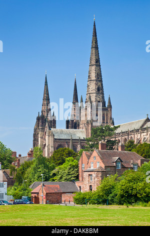 Lichfield Cathedral dal campo di Stowe Lichfield Inghilterra Staffordshire REGNO UNITO GB EU Europe Foto Stock