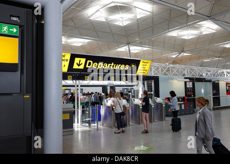 Area partenze dall'Aeroporto stansted di Londra Essex, Inghilterra, Regno Unito Foto Stock