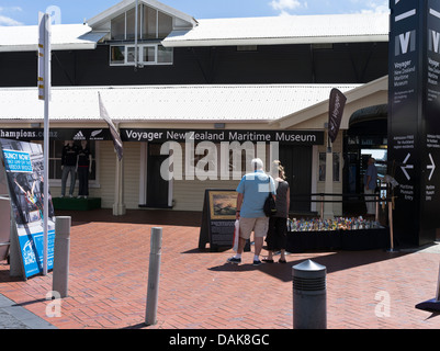 dh Viaduct Basin AUCKLAND NUOVA ZELANDA coppia al di fuori del Voyager Maritime Maritime Museo dei turisti persone turismo vacanze Foto Stock