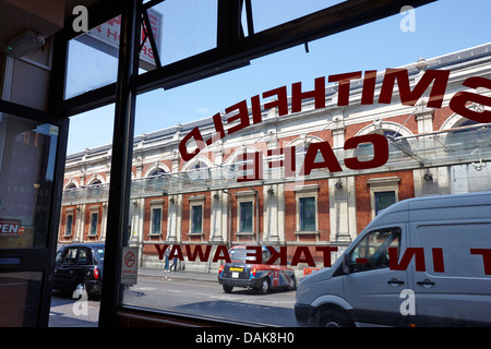 Guardando fuori attraverso una piccola finestra cafe a Smithfield Market London, England Regno Unito Foto Stock