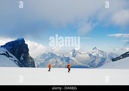 Gli alpinisti sul Breithorn mountain (4164m), Zermatt, Vallese, alpi svizzere, Svizzera, Europa Foto Stock