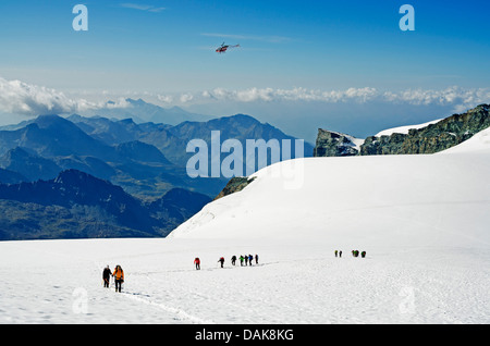 Gli alpinisti sul Breithorn mountain (4164m), Zermatt, Vallese, alpi svizzere, Svizzera, Europa Foto Stock