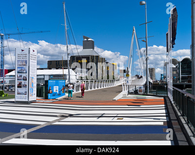 Dh Viaduct Basin Auckland Nuova Zelanda persone walkingAuckland porto passeggiata sul lungomare della città a piedi Foto Stock